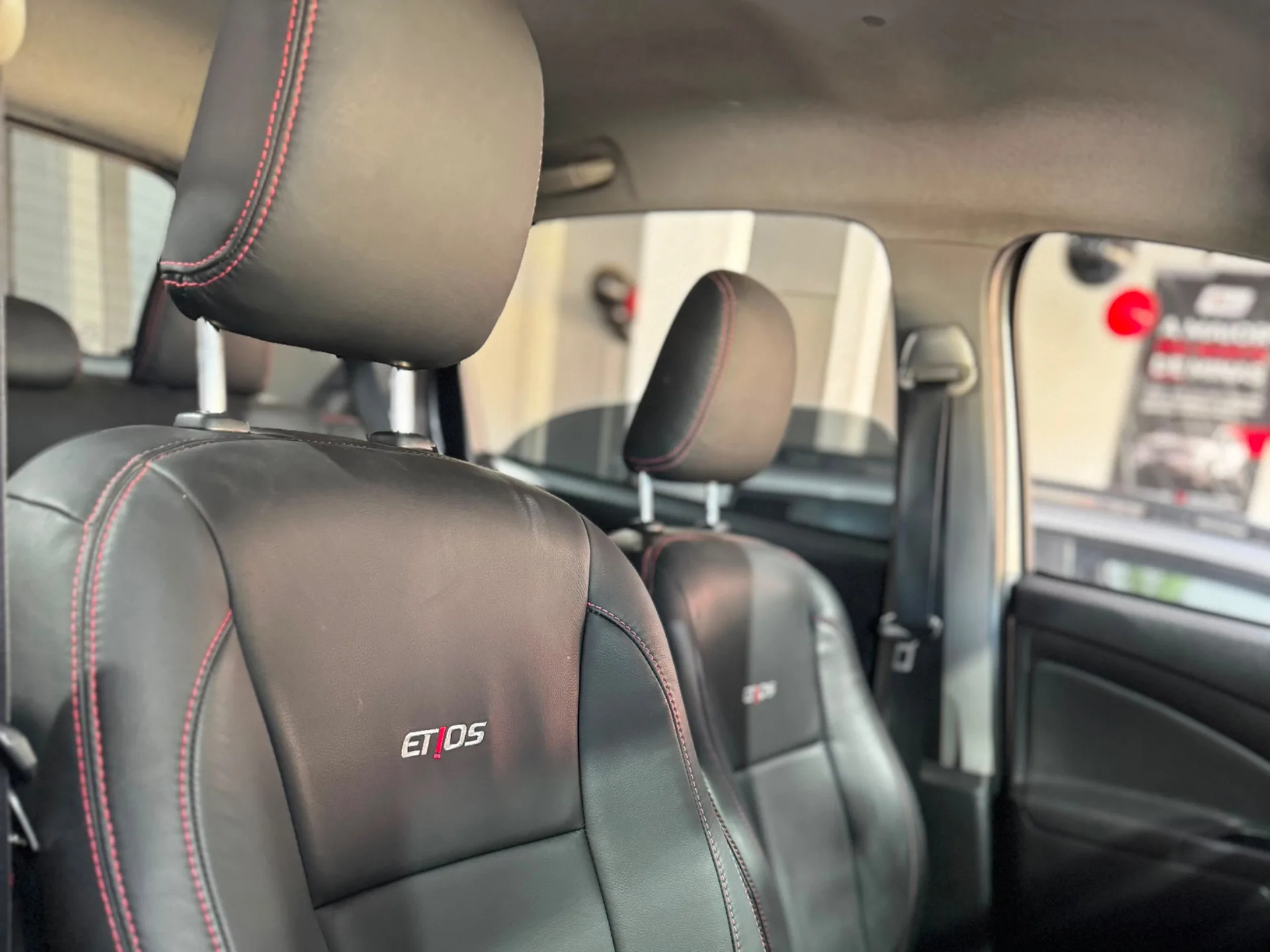 TOYOTA YARIS foto 7