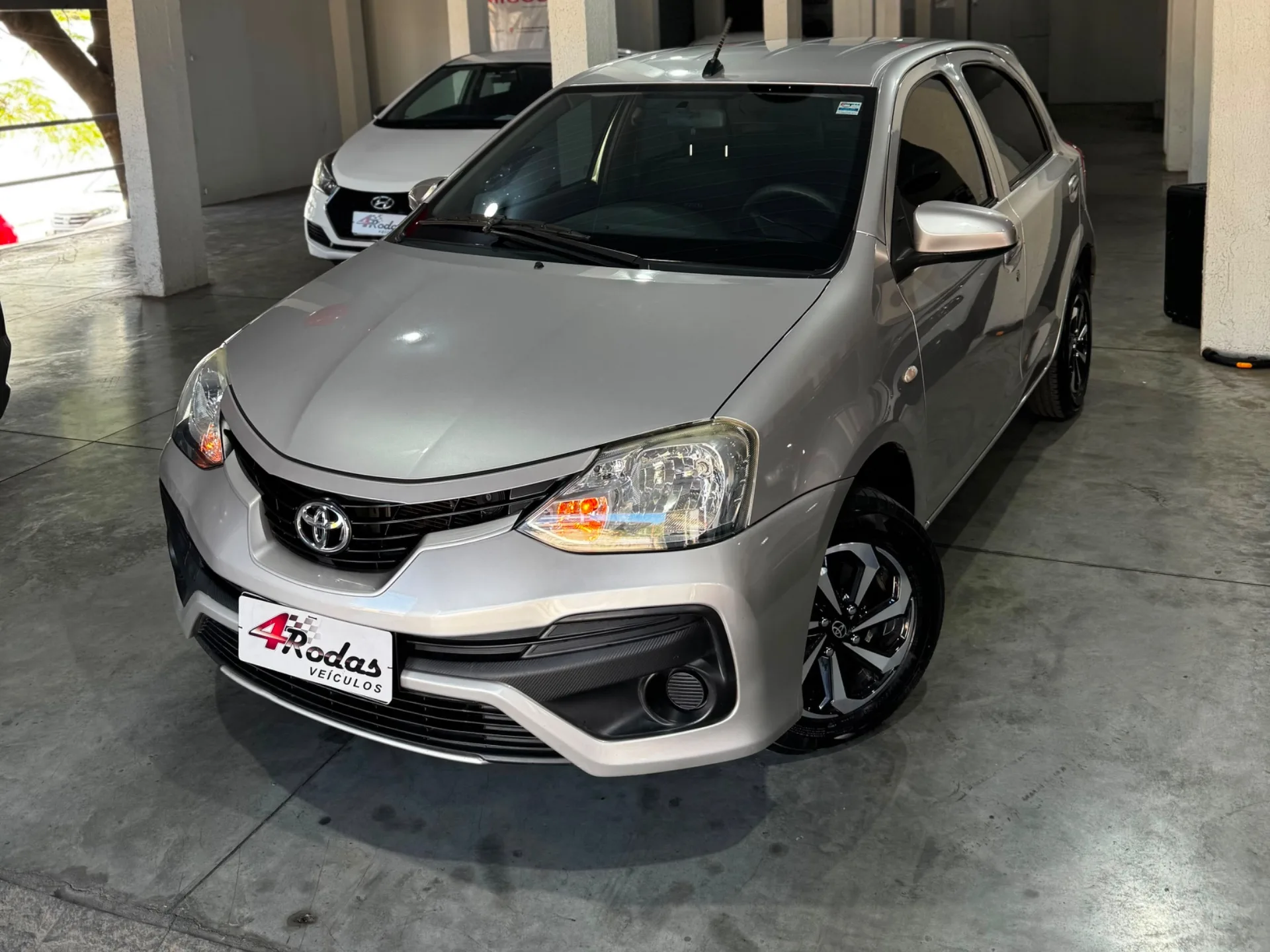 TOYOTA YARIS foto 2